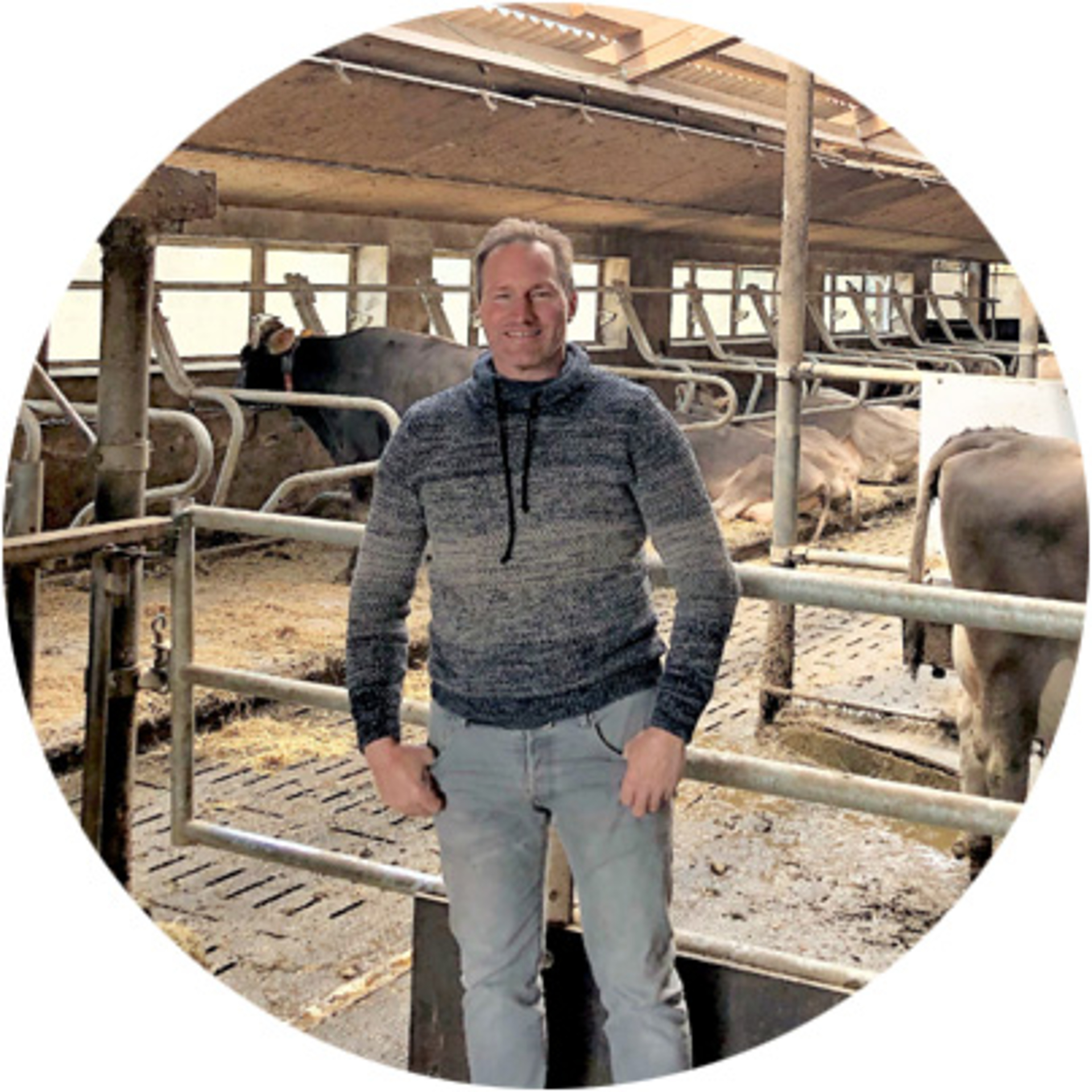 Lock Drives Referenz Landwirt mit Rindern im Stall